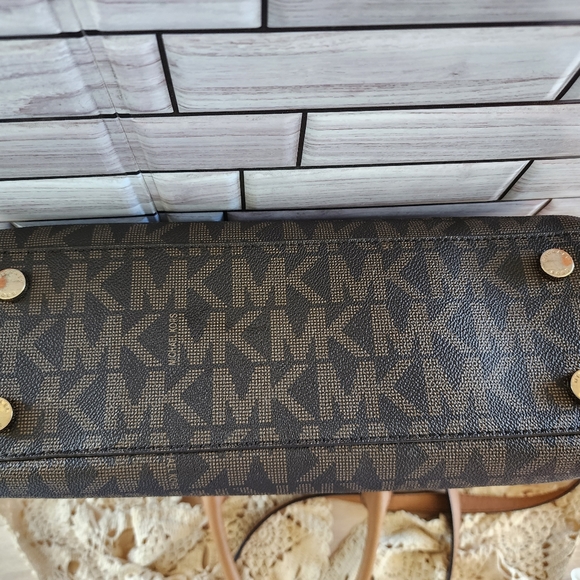 MK Michael Kors Kellen MD satchel. Brown signature color, used/ excellent condt - Picture 14 of 16